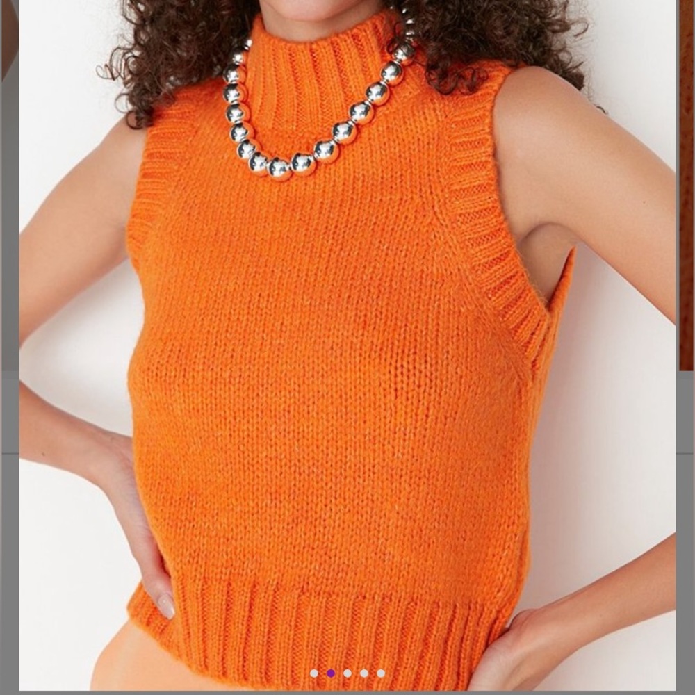 NWT sleeveless cropped sweater from Trendyol is size medium
